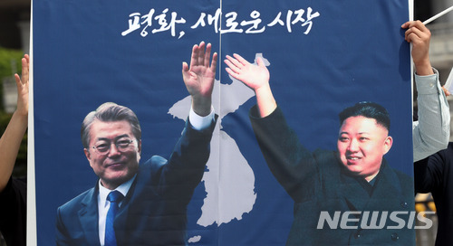 【서울=뉴시스】임태훈 기자 = '2018 남북정상회담'을 하루 앞둔 26일 오전 서울 청와대 분수대 앞에서 열린 '2018 남북정상회담' 환영 기자회견에서 '6.15 공동선언실천 남측위원회 청년학생본부' 회원들이 문재인 대통령과 김정은 북한 노동당 위원의 사진을 들고 환영 퍼포먼스를 하고 있다. 2018.04.26. taehoonlim@newsis.com