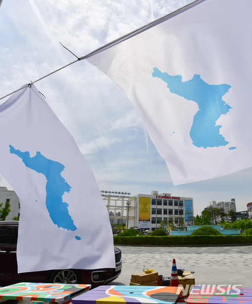 【광주=뉴시스】류형근 기자 = 남북정상회담을 하루 앞둔 26일 오전 광주 동구 5·18민주광장에 '남북정상회담 성공기원 한반도기'가 펄럭이고 있다.&nbsp; 2018.04.26. hgryu77@newsis.com