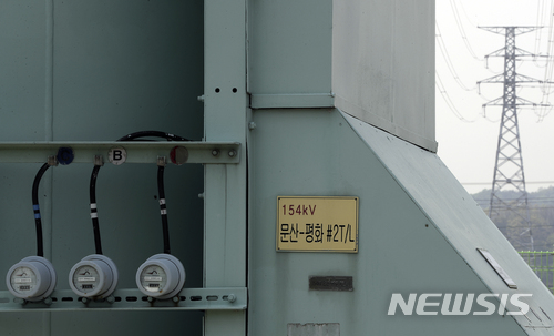 【파주=뉴시스】최진석 기자 = 남북 정상회담을 앞두고 미사일 발사와 핵 실험으로 꽁꽁 얼어 있던 남북 간의 대화의 길이 열리며 단절된 에너지 분야 협력이 이뤄질지 관심이 모아지고 있다.전력난 타개가 북한 당국의 최우선 과제로, 이에 정상회담에서 핵 폐기 및 비핵화 등 실질적인 성과가 나오면 에너지 분야 협력 역시 급물살을 탈 것이라는 게 대체적인 전망이다. 북한이 주장하는 경제 총력 노선은 에너지 분야에 대한 실질적인 지원과 협력 없이 불가능하기 때문이다. 사진은 남북 정상회담을 하루 앞둔 26일 오전 개성 공단내 평화전력소에 전기를 보내는 경기도 문산읍 문산 변전소 송전탑이 가동을 멈추고 있는 모습. 2018.04.26. myjs@newsis.com