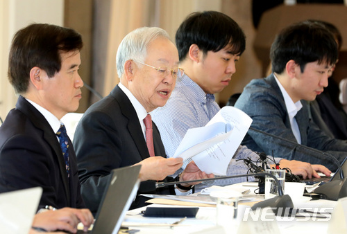 【서울=뉴시스】박진희 기자 = 손경식(왼쪽 두번째) 한국경영자총협회 회장이 26일 오후 서울 중구 프레스센터에서 취임 50일 맞아 출입기자 간담회를 하고 있다. 한편 이날 검찰은 경총과 삼성그룹 노조와해 의혹의 연관성을 확인하기 한국경영자총협회 노사대책본부를 압수수색 했다. 2018.04.26.pak7130@newsis.com