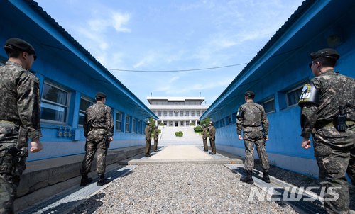 【판문점(파주)=뉴시스】 1953년 정전협정의 산물로 만들어진 판문점에서 65년만에 남북 정상이 만난다. 김정은 국무위원장은 27일 T2와 T3 건물 사이로 군사분계선을 가로질러 문재인 대통령과 만난다. 사진은 남북정상회담을 하루 앞둔 26일 경기도 파주 판문점 전경. 김 위원장이 건너올 T2와 T3 부근을 우리측과 북측 경비병이 지키고 있다. 2018.04.26. amin2@newsis.com