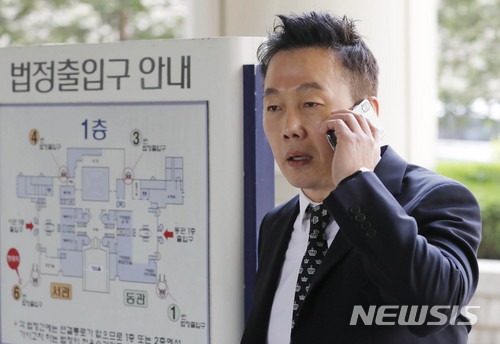 【서울=뉴시스】최동준 기자 = 정봉주 전 의원이 26일 서울 서초구 서울중앙지방법원에서 통화하며 어디론가 이동하고 있다. 2018.04.26. photocdj@newsis.com