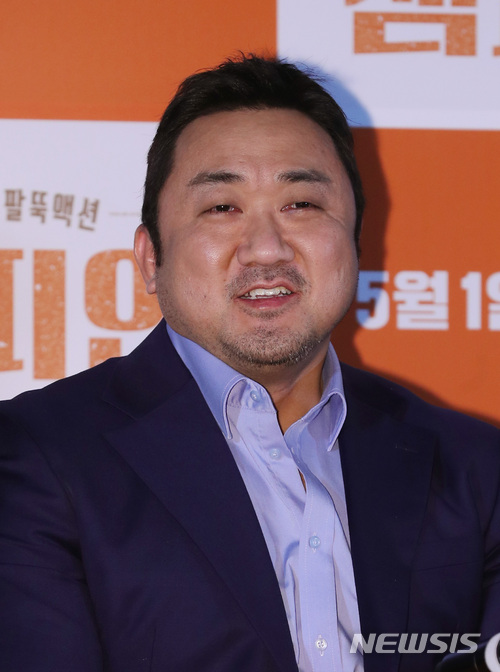 【서울=뉴시스】조수정 기자 = 배우 마동석이 26일 오후 서울 자양동 롯데시네마 건대입구에서 열린 영화 '챔피언' 언론시사회에서 포즈를 취하고 있다. 영화 챔피언은 5월 1일 개봉한다. 2018.04.26. chocrystal@newsis.com