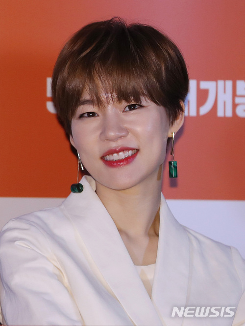 【서울=뉴시스】조수정 기자 = 배우 한예리가 26일 오후 서울 자양동 롯데시네마 건대입구에서 열린 영화 '챔피언' 언론시사회에서 질문에 답하고 있다. 영화 챔피언은 5월 1일 개봉한다. 2018.04.26. chocrystal@newsis.com