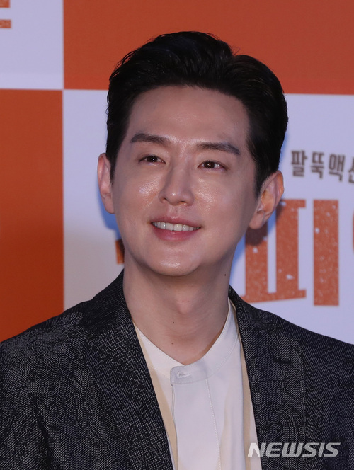 【서울=뉴시스】조수정 기자 = 배우 권율이 26일 오후 서울 자양동 롯데시네마 건대입구에서 열린 영화 '챔피언' 언론시사회에서 포즈를 취하고 있다. 영화 챔피언은 5월 1일 개봉한다. 2018.04.26. chocrystal@newsis.com