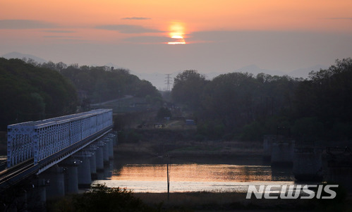 【파주=뉴시스】배훈식 기자 = 2018 남북 정상회담을 하루 앞둔 26일 오후 경기 파주시 임진각에서 바라본 임진강 철교 위로 해가 지고 있다. 2018.04.26.&nbsp; dahora83@newsis.com