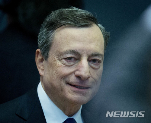 【프랑크푸르트=AP/뉴시스】마리오 드라기 유럽중앙은행(ECB) 총재가 26일(현지시간) 독일 프랑크푸르트에서 열린 기자회견에서 금리동결 배경을 설명하고 있다. 2018.04.26