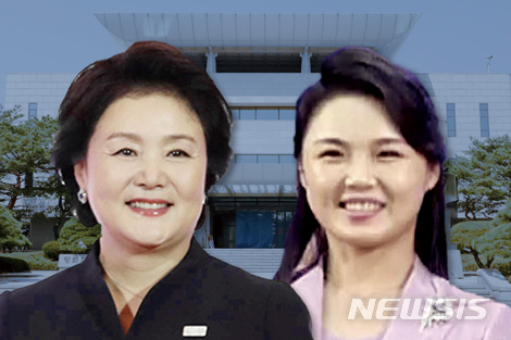【판문점=뉴시스】 문재인 대통령과 김정은 국무위원장은 27일 오전 9시30분 판문점 공동경비구역 군사분계선에서 역사적인 만남을 가졌다. 남북 정상간 만남이 부부 동반으로 이뤄질 것이란 예상이 많았지만 김정숙·리설주 여사는 판문점에 나타나지 않았다. 이에 오후 합류 기대를 모으고 있다. (그래픽=안지혜 기자). 2018.04.27 photo@newsis.com 