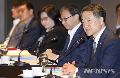 【세종=뉴시스】박능후 보건복지부 장관이 27일 오전 서울 중구 더플라자호텔에서 열린 2018년도 제2차 국민연금기금운용위원회에 참석해 발언을 하고 있다. 2018.04.27. (사진 = 보건복지부 제공) photo@newsis.com