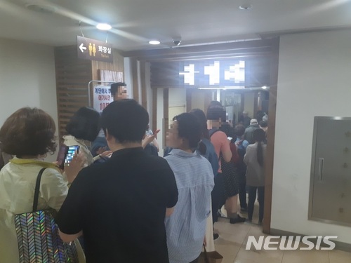 【서울=뉴시스】심동준 기자 = 27일 서울 강남구 한 냉면집에 대기 인원이 몰려든 모습. 이날 북한 김정은 국방위원장은 "오늘 만찬을 위해 어렵사리 평양에서부터 평양냉면을 갖고 왔다"고 말했다. 2018.04.27&nbsp; s.won@newsis.com 