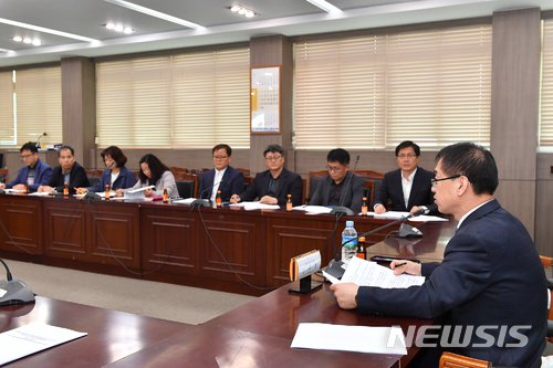 【정선=뉴시스】김태식 기자 = 강원 정선군은 군청 소회의실에서 신주호 부군수 및 9개 관련부서 담당자, 정선군 도시재생센터 관계자 등이 참석한 가운데 도시재생 행정협의회를 개최하고 있다. 2018.04.27.(사진=정선군청 제공) photo＠newsis.com