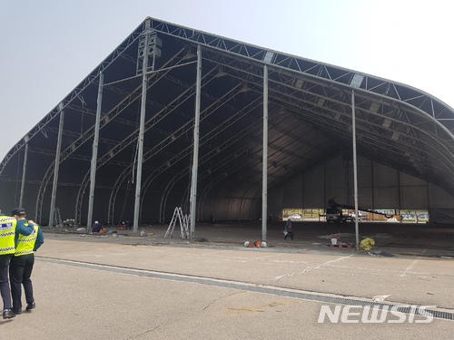【안산=뉴시스】김지호 기자 = 27일 오후 경기 안산시 화랑유원지에 설치된 세월호 참사 희생자 정부합동분향소 외벽텐트가 철거되고 있다. 안산시는 다음 달 2일까지 철거 작업을 모두 마무리할 예정이다. 2018.04.27&nbsp;&nbsp; kjh1@newsis.com 