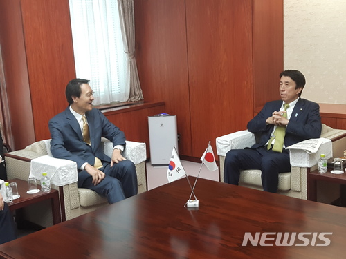【도쿄=뉴시스】 이수훈 주일 한국대사는 27일 도쿄(東京) 지요다(千代田)구에 위치한 농림수산성을 방문해 사이토 켄(齋藤健) 일본 농림수산 장관을 만나 "한일 어업 협상이 조기 타결될 수 있도록 지도력과 역량을 발휘해달라"고 요청했다. (사진제공 : 주일한국대사관)2018.04.27.