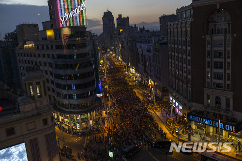 【마드리드(스페인)=AP/뉴시스】수천명의 스페인 시위대가 26일(현지시간) 수도 마드리드 중심부에서 이날 팜플로나 법원이 2년 전 발생한 성폭행범 5명에게 집단 성폭행이 아니라 성적 학대죄만을 적용해 징역 9년이라는 비교적 가벼운 형량을 선고한데 항의하는 시위를 벌이고 있다. 이날 스페인 전국 주요 도시들에서 일제히 항의 시위가 벌어졌다. 2018.4.27