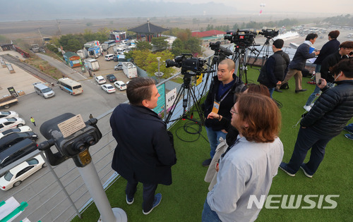 【파주=뉴시스】배훈식 기자 = 2018 남북 정상회담이 열리는 27일 오전 경기 파주시 임진각 전망대에서 내외신 기자들이 중계 방송을 준비하고 있다. 2018.04.27. dahora83@newsis.com