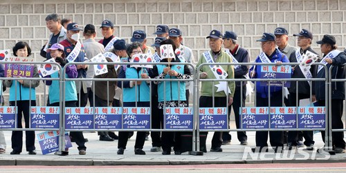 【서울=뉴시스】고범준 기자 = 2018 남북정상회담일인 27일 오전 서울 종로구 일대에서 재향군인회 회원들이 태극기를 들고 문재인 대통령 차량 행렬을 기다리고 있다. 2018.04.27. bjko@newsis.com