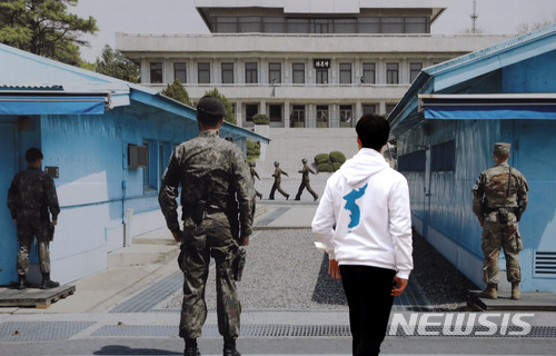 【서울=뉴시스】임태훈 기자 = 2018 남북정상회담일인 27일 오전 서울 중구 서울광장에서 한반도기 후드티를 입은 시민이 남북정상회담 성공개최 기념 판문점 포토존을 바라보고 있다. 2018.04.27. taehoonlim@newsis.com