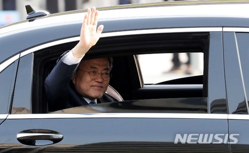 【서울=뉴시스】 문재인 대통령은 27일 '시작'을 의미하는 푸른색 옷차림으로 판문점에 들어섰다. 2018 남북정상회담일인 이날 오전 문 대통령이 서울 청와대를 나와 판문점으로 향하며 손 흔들어 인사를 하는 모습이다. 이날 남북정상회담은 오전 9시 30분 판문점 공동경비구역 남측 '평화의 집'에서 시작된다. 2018.04.27. bjko@newsis.com