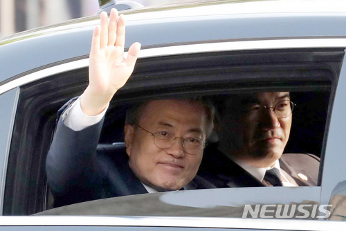 【서울=뉴시스】고범준 기자 = 2018 남북정상회담일인 27일 오전 문재인 대통령이 서울 청와대를 나와 판문점으로 향하고 있다. 이날 남북정상회담은 오전 9시 30분 판문점 공동경비구역 남측 '평화의 집'에서 시작된다. 2018.04.27. bjko@newsis.com