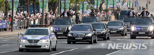 【서울=뉴시스】박주성 기자 = 문재인 대통령과 수행원들이 남북정상회담을 위해 27일 오전 서울 광화문 세종대로를 지나 판문점으로 향하고 있다. 2018.04.27. park7691@newsis.com