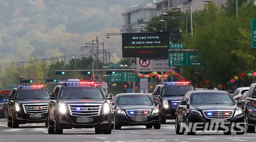 【서울=뉴시스】임태훈 기자 = 청와대를 출발한 문재인 대통령의 차량 행렬이 27일 오전 서울 중구 세종대로를 지나 판문점으로 향하고 있다. 2018.04.27. taehoonlim@newsis.com