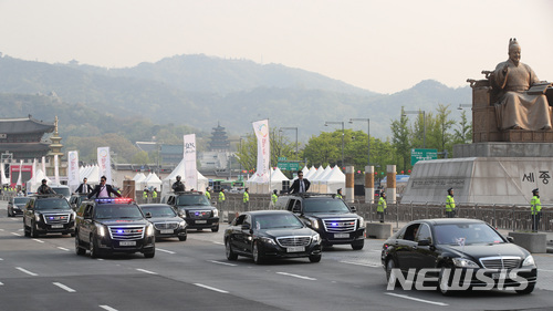 【서울=뉴시스】김선웅 기자 = 문재인 대통령이 탑승한 차량 행렬이 2018 남북정상회담일인 27일 오전 서울 종로구 세종대로를 지나 회담이 열리는 판문점으로 향하고 있다. 2018.04.27. mangusta@newsis.com