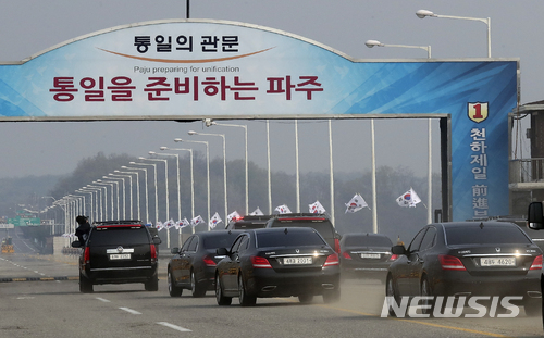 【파주=뉴시스】최진석 기자 = 2018 남북정상회담일인 27일 오전 문재인 대통령과 남북정상회담 수행원들이 경기 파주시 통일대교를 통해 판문점으로 이동하고 있다.2018 남북 정상회담은 이날 문재인 대통령이 오전 9시30분 판문점 군사정전위원회 회의실 앞 MDL 선 위에서 김정은 위원장 영접을 시작으로, 두 정상은 오전 9시40분께 자유의 집과 평화의 집 사이의 판문점 광장에서 의장대 사열을 포함한 공식 환영식을, 이후 두 정상은 접견실에서 사전 환담을 나눈 뒤 오전 10시30분부터 남북 정상회담을 시작한다. 2018.04.27. myjs@newsis.com