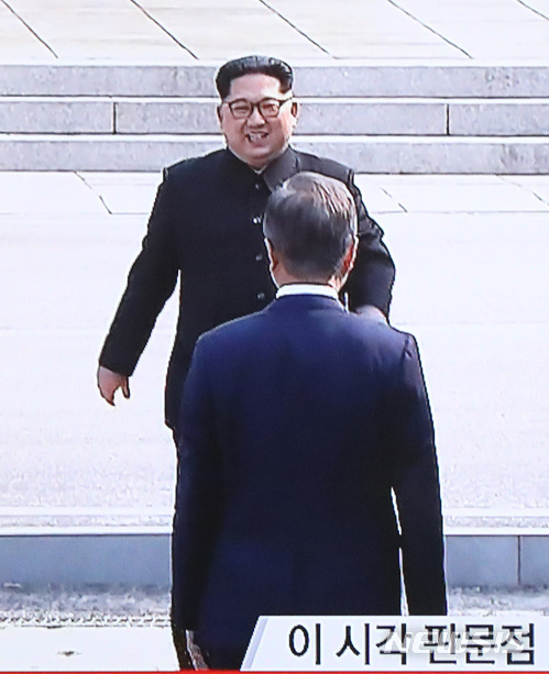 【서울=뉴시스】김정은 국방위원장이 문재인 대통령을 만나기 위해 27일 오전 판문점에 모습을 드러내고 있다. (사진= YTN 캡쳐) 2018.04.27.  photo@newsis.com