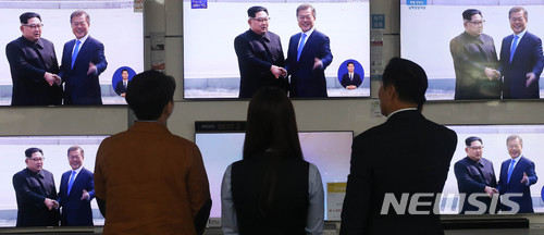 【서울=뉴시스】 추상철 기자 = 11년 만에 남북정상회담이 열린 27일 오전 서울 양천구 롯데하이마트 오목교점에서 문재인 대통령과 김정은 북한 국무위원장이 만나는 장면이 TV를 통해 생중계 되고 있다. 2018.04.27. scchoo@newsis.com