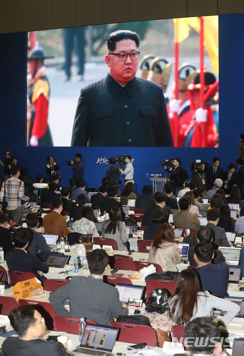 【고양=뉴시스】박진희 기자 = 27일 오전 경기도 고양시 킨텍스 남북정상회담 프레스센터 대형스크린에 모습을 보인 김정은 국무위원장을 내외신 기자들이 바라보고 있다. 2018.04.27.pak7130@newsis.com