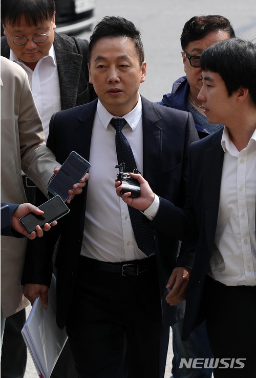 【서울=뉴시스】홍효식 기자 = '성추행 의혹'을 받고 있는 정봉주 전 의원이 27일 오전 서울 중랑구 서울경찰청 지능범죄수사대에 피고소인 신분으로 출석하고 있다. 2018.04.27.&nbsp; yesphoto@newsis.com