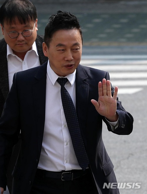 【서울=뉴시스】홍효식 기자 = '성추행 의혹'을 받고 있는 정봉주 전 의원이 27일 오전 서울 중랑구 서울경찰청 지능범죄수사대에 피고소인 신분으로 출석하고 있다. 2018.04.27. yesphoto@newsis.com