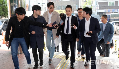 【서울=뉴시스】홍효식 기자 = '성추행 의혹'을 받고 있는 정봉주 전 의원이 27일 오전 서울 중랑구 서울경찰청 지능범죄수사대에 피고소인 신분으로 출석하고 있다. 2018.04.27. yesphoto@newsis.com