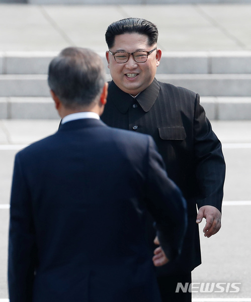 【판문점=뉴시스】한국공동사진기자단 = 2018 남북정상회담이열린 27일 오전 문재인 대통령과 김정은 북한 국무위원장이 판문점에서 만나 인사를 나누고 있다. 2018.04.27&nbsp; photo@newsis.com