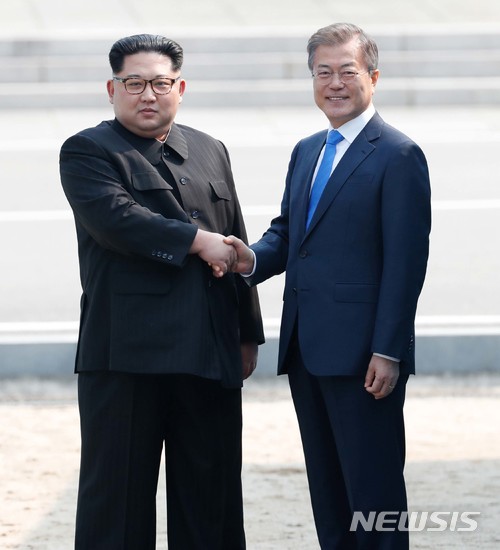 【판문점=뉴시스】한국공동사진기자단 = 2018 남북정상회담이 열린 27일 오전 문재인 대통령과 김정은 북한 국무위원장이 판문점에서 만나 인사를 나누고 있다. 2018.04.27. photo@newsis.com