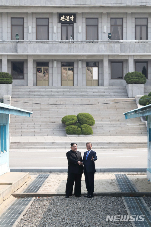 【판문점=뉴시스】전신 기자 = 문재인 대통령이 27일 오전 판문점 군사정전위원회 사무실 사이의 군사분계선(MDL)을 넘어온 김정은 국무위원장과 악수를 하고 있다. 2018.04.27.&nbsp; photo1006@newsis.com 