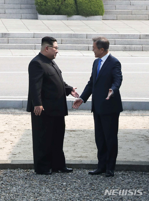 【판문점=뉴시스】전신 기자 = 문재인 대통령이 27일 오전 판문점 군사정전위원회 사무실 사이의 군사분계선(MDL)을 넘은 김정은 국무위원장을 안내하고 있다. 2018.04.27. photo1006@newsis.com