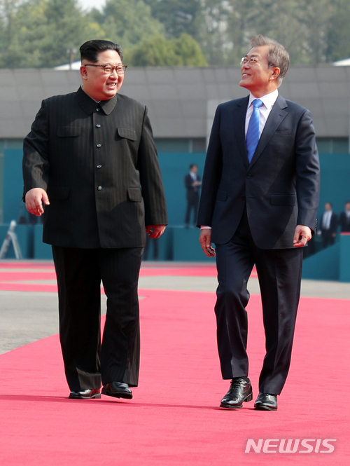 【판문점=뉴시스】전진환 기자 = 문재인 대통령과 김정은 국무위원장이 27일 오전 판문점 평화의집앞에서 국군의장대 사열을 마친 후 정상회담장으로 이동하며 대화를 나누고 있다. 2018.04.27. amin2@newsis.com