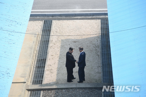 【판문점=뉴시스】전신 기자 = 문재인 대통령이 27일 경기 파주시 판문점 군사분계선 앞에서 북한 김정은 국무위원장과 악수 하고 있다. 2018.04.27.&nbsp; photo1006@newsis.com