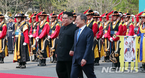 【판문점=뉴시스】전진환 기자 = 문재인 대통령과 김정은 북한 국무위원장이 27일 오전 판문점에서 사열을 받고 있다. 2018.4.27. amin2@newsis.com