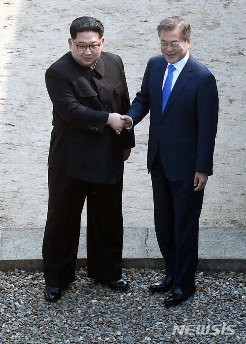 【판문점=뉴시스】전신 기자 = 문재인 대통령이 27일 경기 파주시 판문점 군사분계선 앞에서 북한 김정은 국무위원회 위원장과 악수 하고 있다. 2018.04.27. photo1006@newsis.com