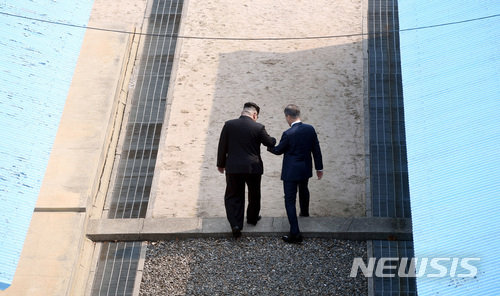 【판문점=뉴시스】전신 기자 = 문재인 대통령이 27일 경기 파주시 판문점 군사분계선을 북한 김정은 국무위원회 위원장과 함께 넘고 있다. 2018.04.27.&nbsp; photo1006@newsis.com