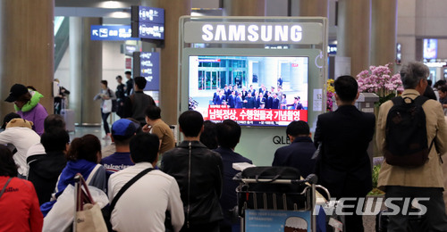 【인천공항=뉴시스】홍찬선 기자 = 역사적인 남북정상회담이 시작된 27일 오전 인천공항 입국장에서 시민들이 TV 생중계를 지켜보고 있다. 2018.04.27. mania@newsis.com