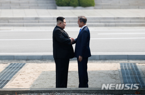 【판문점=뉴시스】전신 기자 = 2018 남북정상회담이열린 27일 오전 문재인 대통령과 김정은 북한 국무위원장이 판문점에서 만나 인사를 나누고 있다. 2018.04.27. photo1006@newsis.com