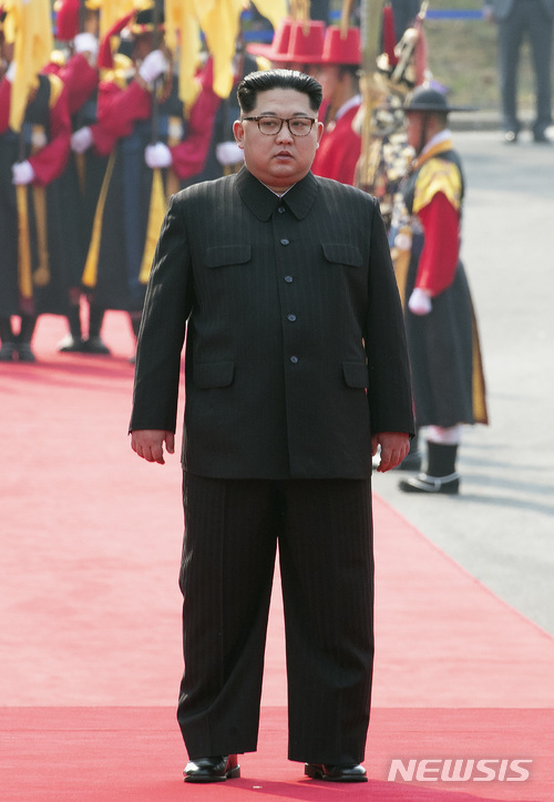 【판문점=뉴시스】전진환 기지 = 김정은 북한 국무위원회 위원장이 27일 오전 경기도 파주 판문점 남측 평화의 집 앞에서 열린 공식환영식에서 국군의장대를 사열하고 있다. 2018.4.27. amin2@newsis.com