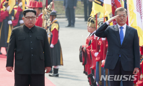 【판문점=뉴시스】전진환 기지 = 문재인 대통령과 김정은 북한 국무위원장이 27일 오전 경기도 파주 판문점 남측 평화의 집 앞에서 열린 공식환영식에서 국군의장대를 사열하고 있다. 2018.4.27. amin2@newsis.com