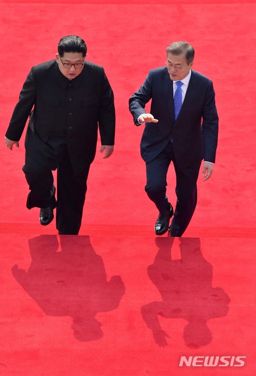 【판문점=뉴시스】전진환 기자 = 문재인 대통령과 김정은 국무위원장이 27일 판문점에서 정상회담을 위해 평화의집으로 들어서고 있다. 2018.04.27.  amin2@newsis.com
