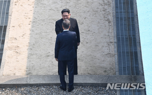 【판문점=뉴시스】전신 기자 = 2018 남북정상회담이 열린 27일 경기도 파주시 판문점에서 문재인 대통령이 북한 김정은 국무위원장을 만나 손을 잡고 있다. 2018.04.27 photo1006@newsis.com