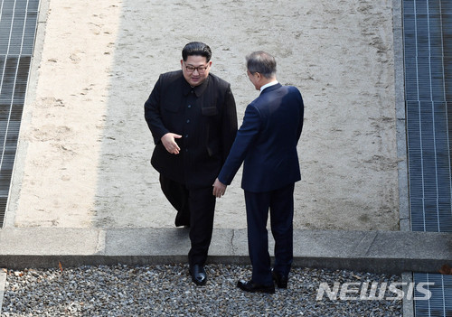 【판문점=뉴시스】 김정은 국무위원장은 판문점 공동경비구역(JSA) 군사분계선을 두번 넘게 될까. 지난달 27일 2018 남북정상회담으로 전세계 시선을 받은 판문점이 북미정상회담 개최지로 다시 주목받고 있다. 지난달 27일 남북정상회담이 열린 경기도 파주시 판문점에서 김 국무위원장이 문재인 대통령의 안내를 받아 군사분계선을 넘고 있다. 2018.04.27 photo1006@newsis.com