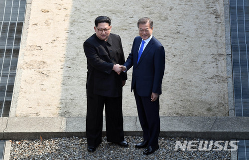 【판문점=뉴시스】전신 기자 = 2018 남북정상회담이 열린 27일 경기도 파주시 판문점에서 문재인 대통령과 북한 김정은 국무위원장이 악수를 하고 있다. 2018.04.27 photo1006@newsis.com